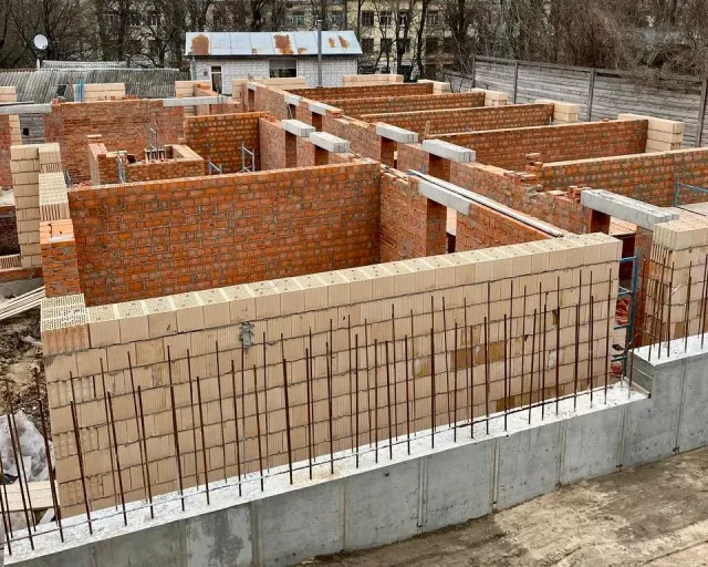 K11 — хід будівництва (фундамент і стіни)