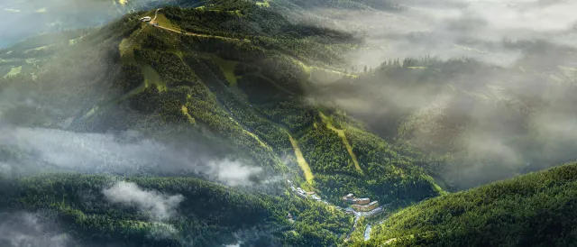 Аерофото місцевості GORO Mountain Resort — карпатські схили, туман, розташування курорту