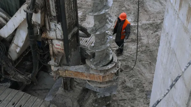 Хід будівництва S1 Позняки — грудень 2025 (баштовий кран, пальове поле 45%)