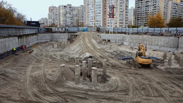 Хід будівництва S1 Позняки — листопад 2025 (котлован 95%, забірка 85%)