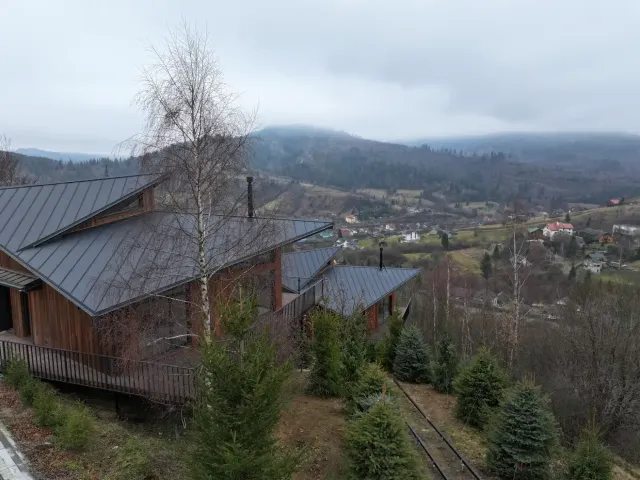 Два котеджі Тишагора на схилі, реальне фото, панорама долини